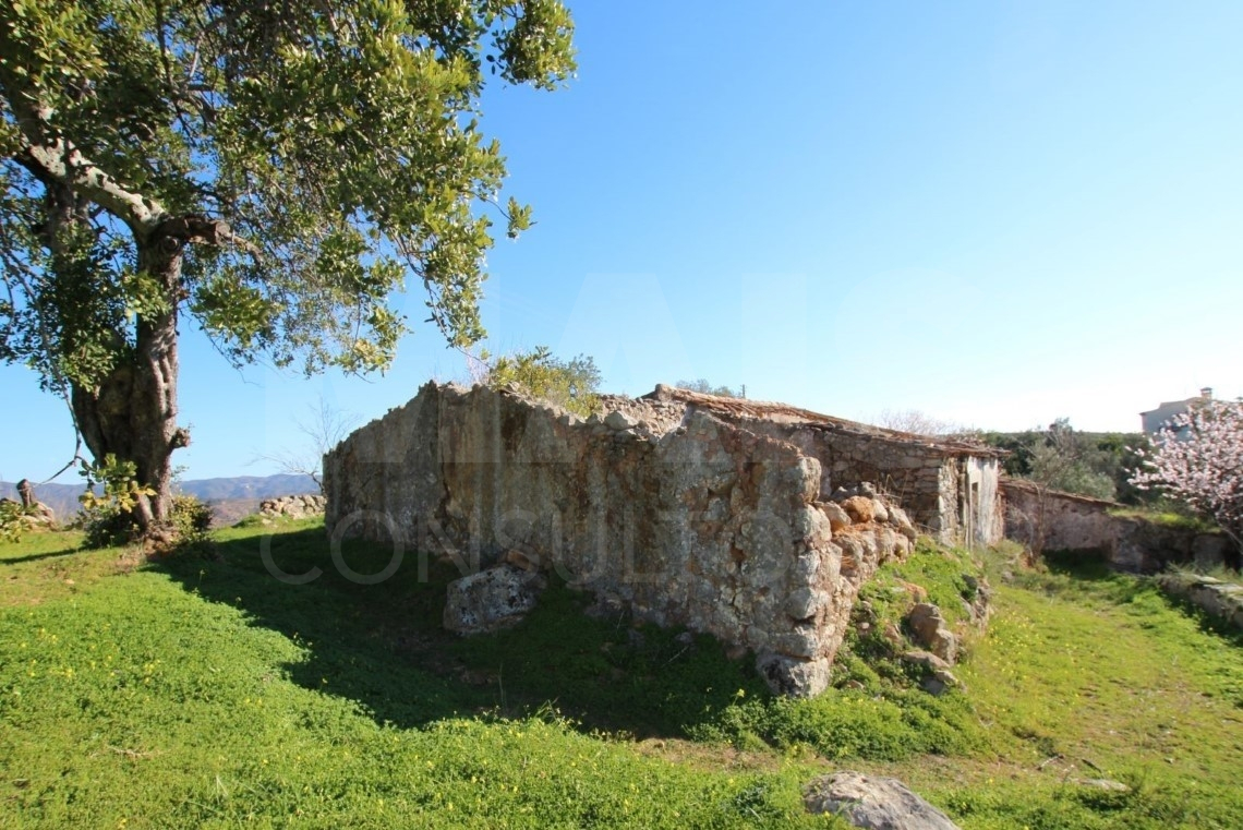 Ruin in urban land with 468,5m2, mountain and sea view, between São Brás de Alportel and Tavira