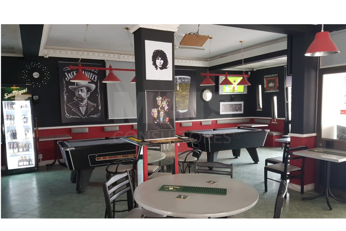 Snack bar with games room in Oura