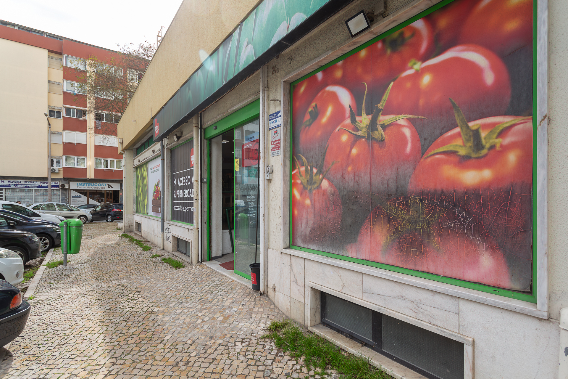 Unique Opportunity: Prestigious store in Costa da Caparica!