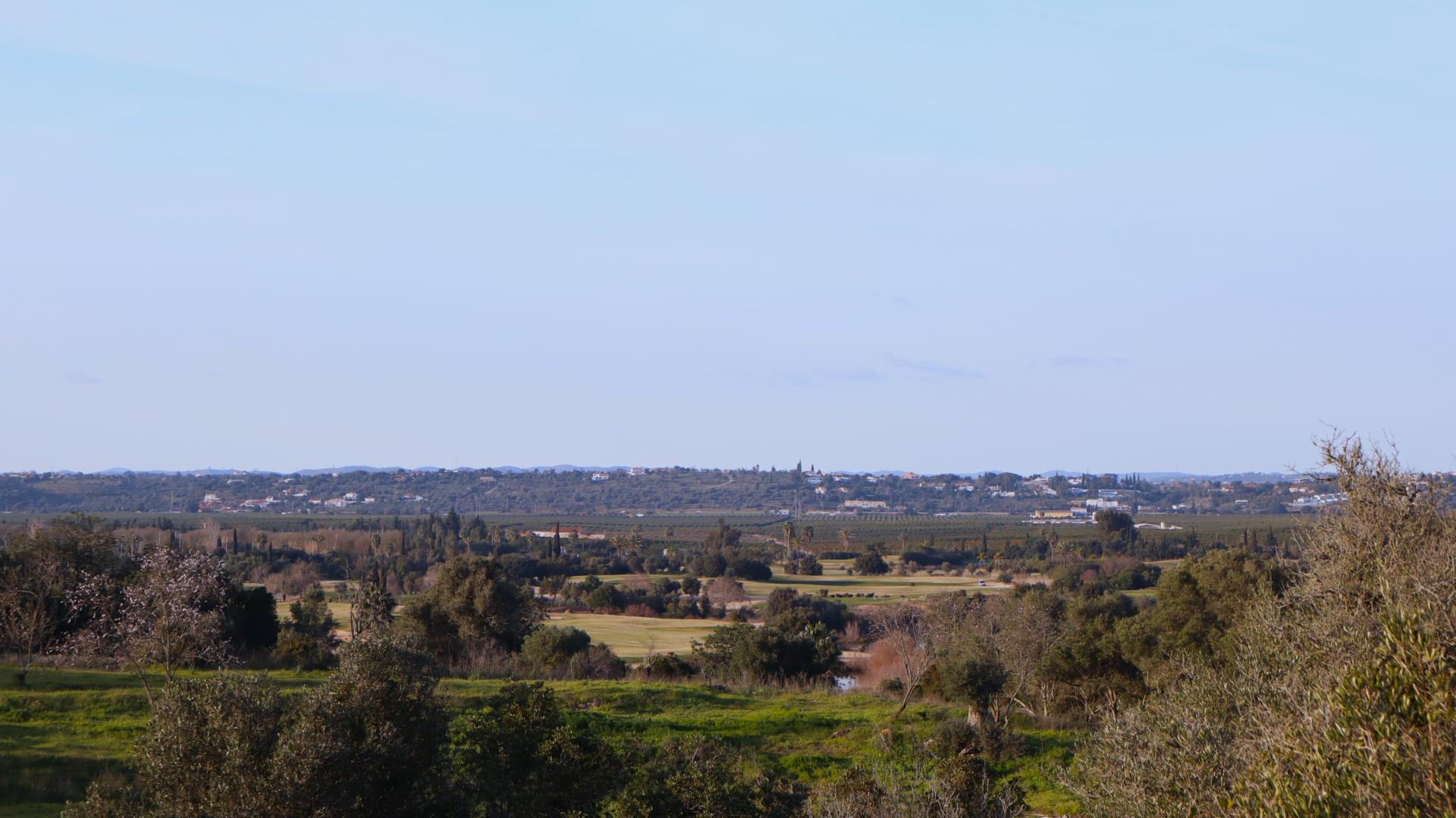 Oportunidade Única: Terreno com Ruína e Vista para o Amendoeira Golf