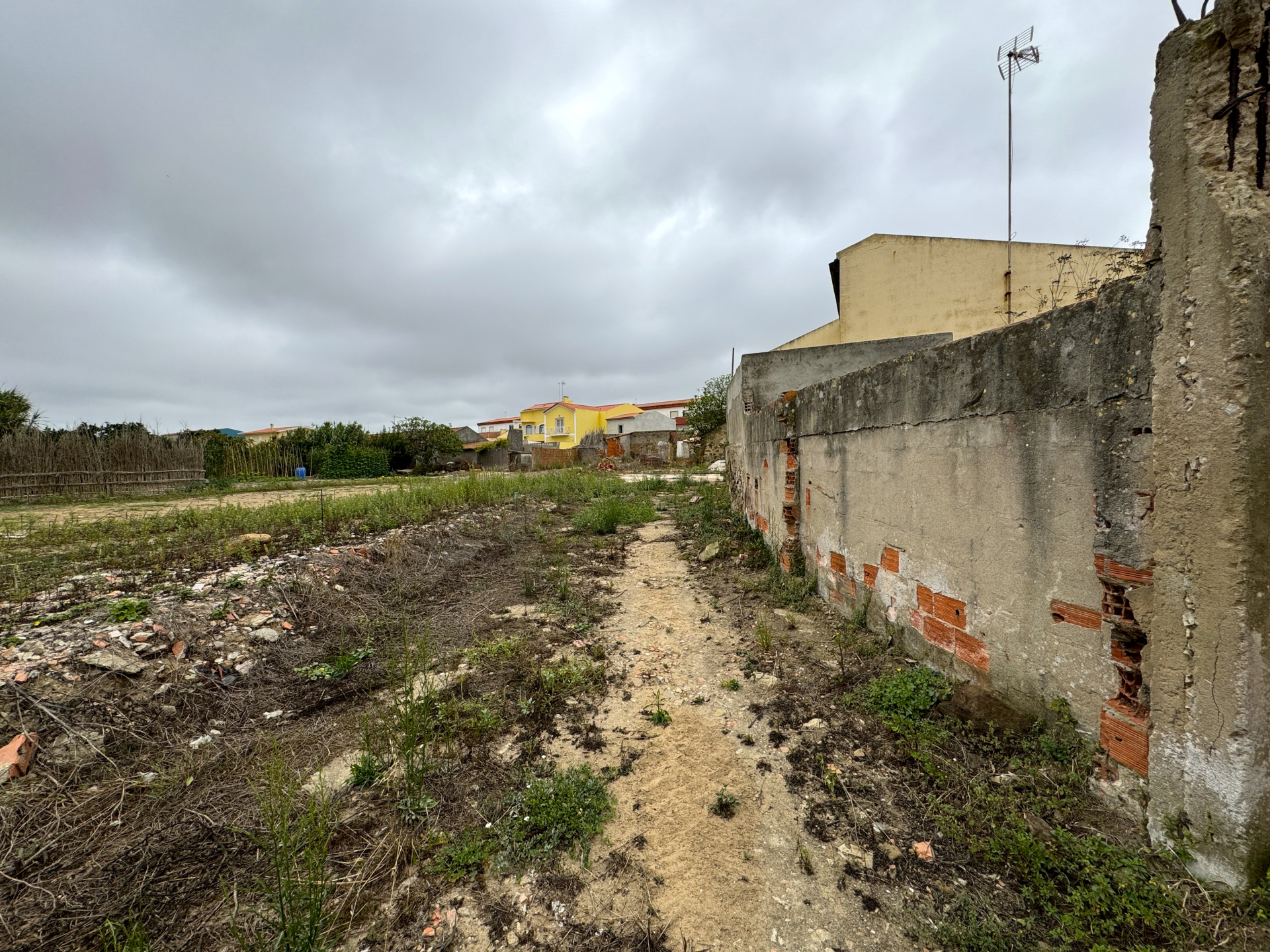 Terreno com projeto para moradia T3 com garagem