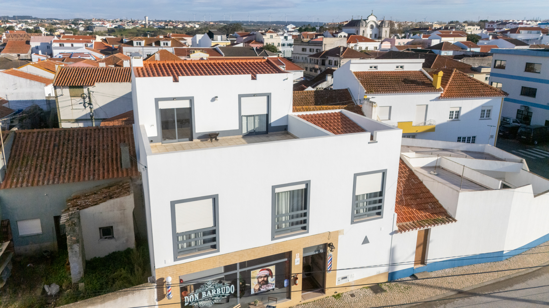 Moradia T2+2 com terraço e garagem em Atouguia da Baleia