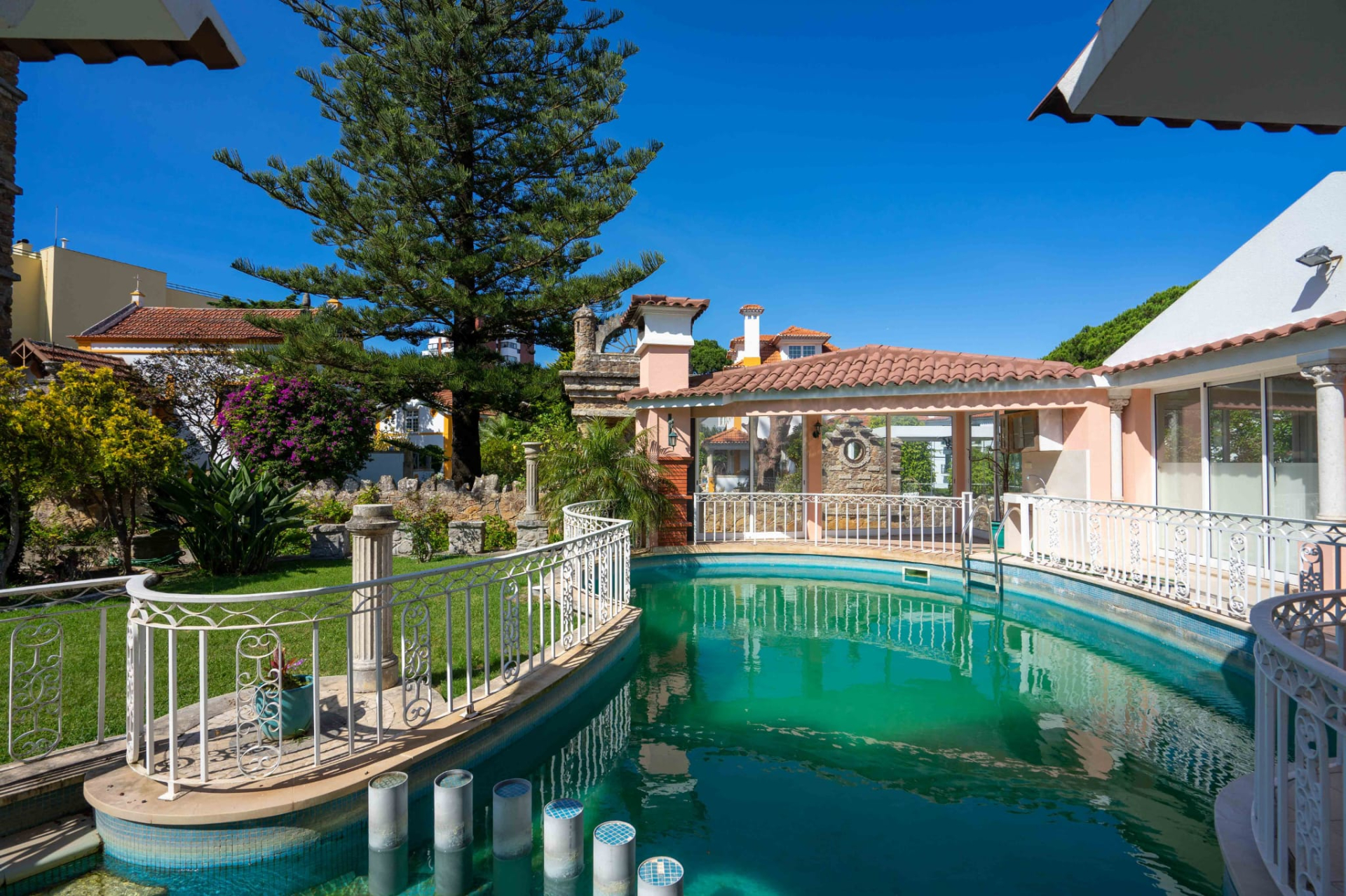 Villa in Monte Estoril with sea view