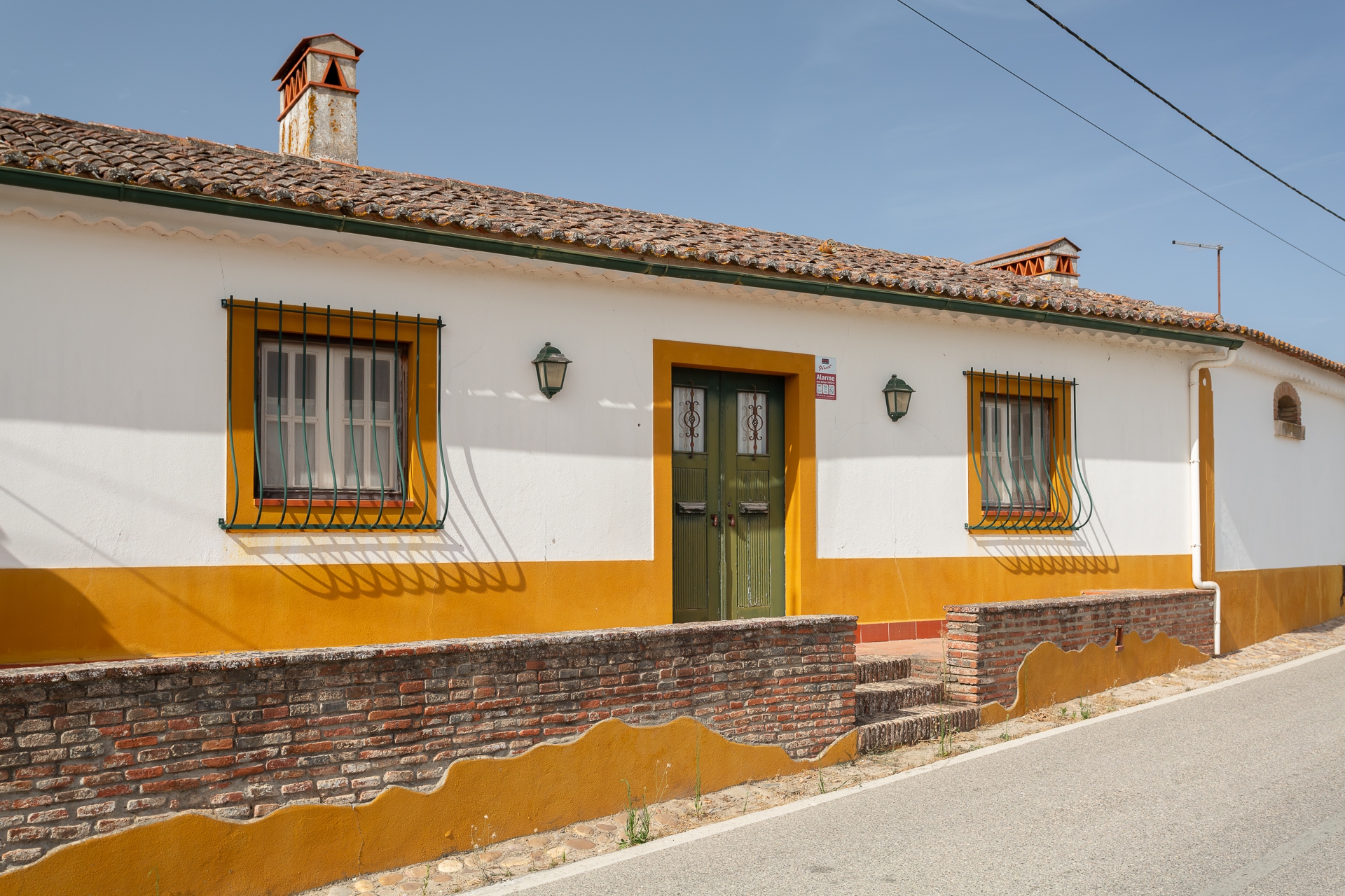 Farm with two independent houses, swimming pool, patio, warehouses, fruit trees