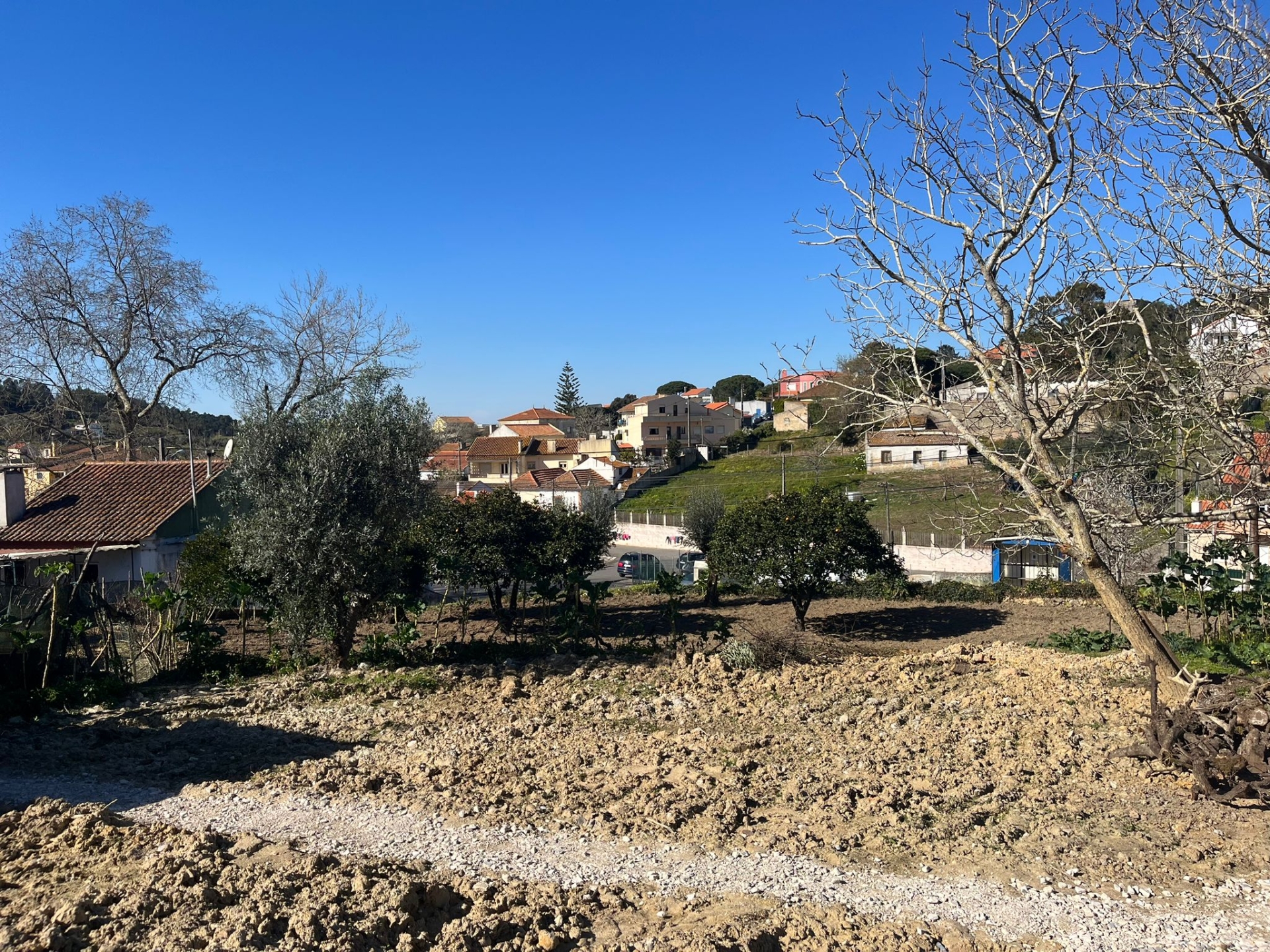 Terreno de 984m2 para construção na Lousa - Cabeço de Montachique