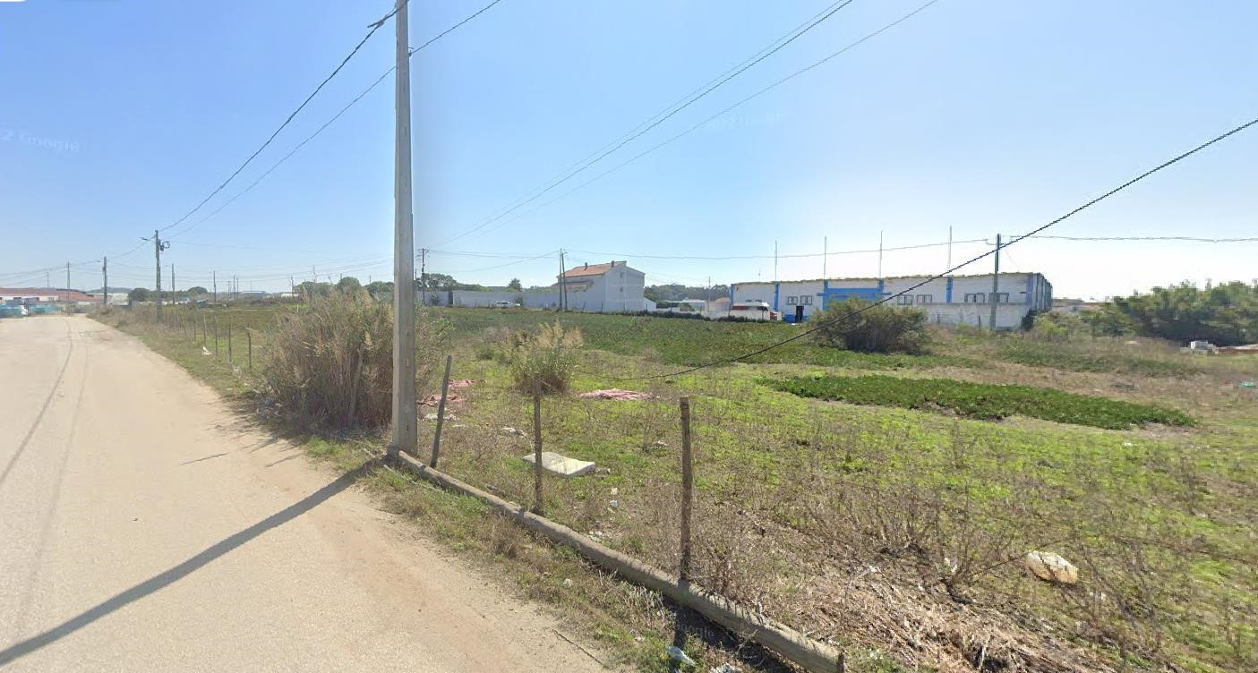 Land with 5.250m2 project approved for industrial unit