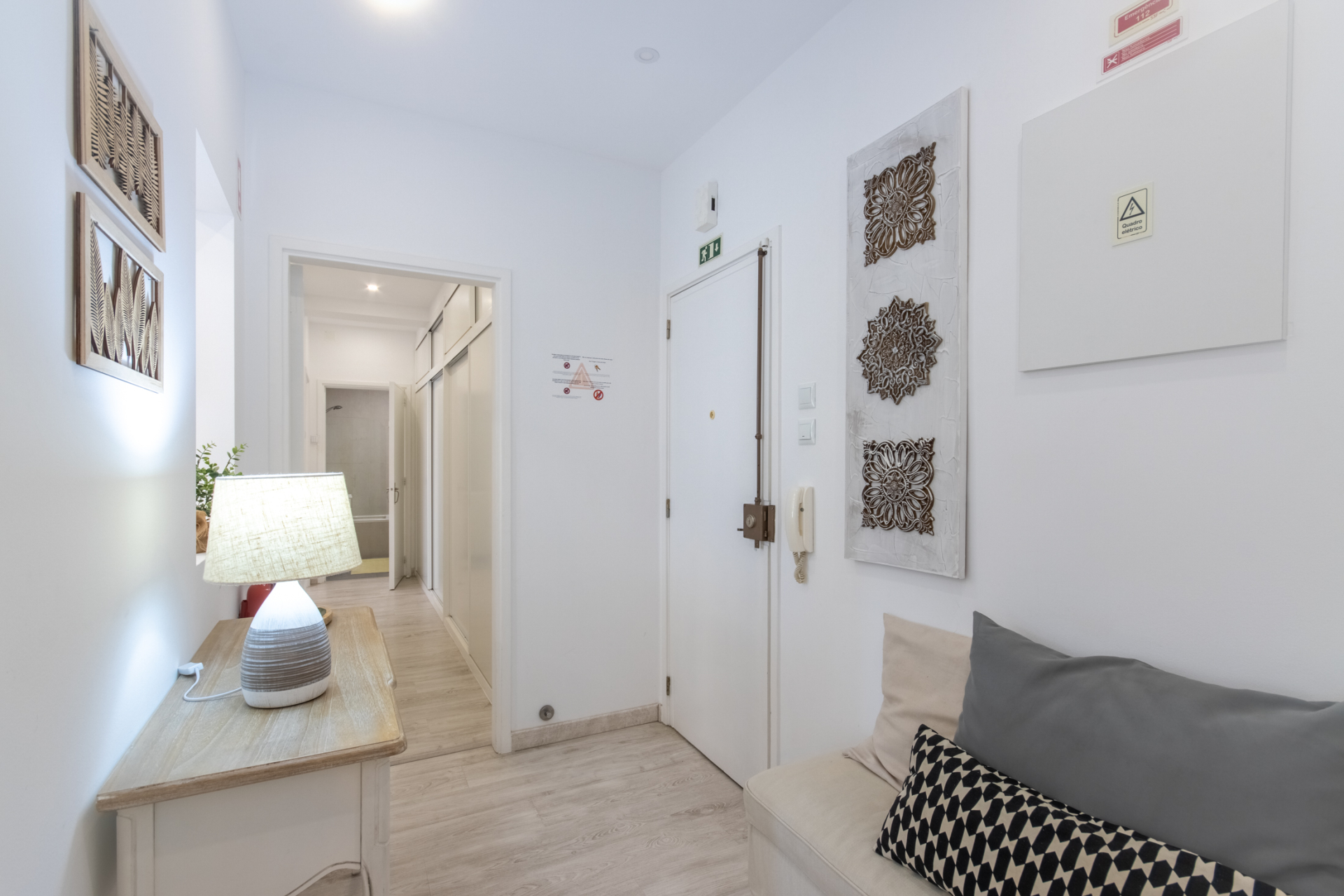 Apartamento T2 Remodelado no Centro de Peniche – Luminoso, Moderno e Pronto a Habitar