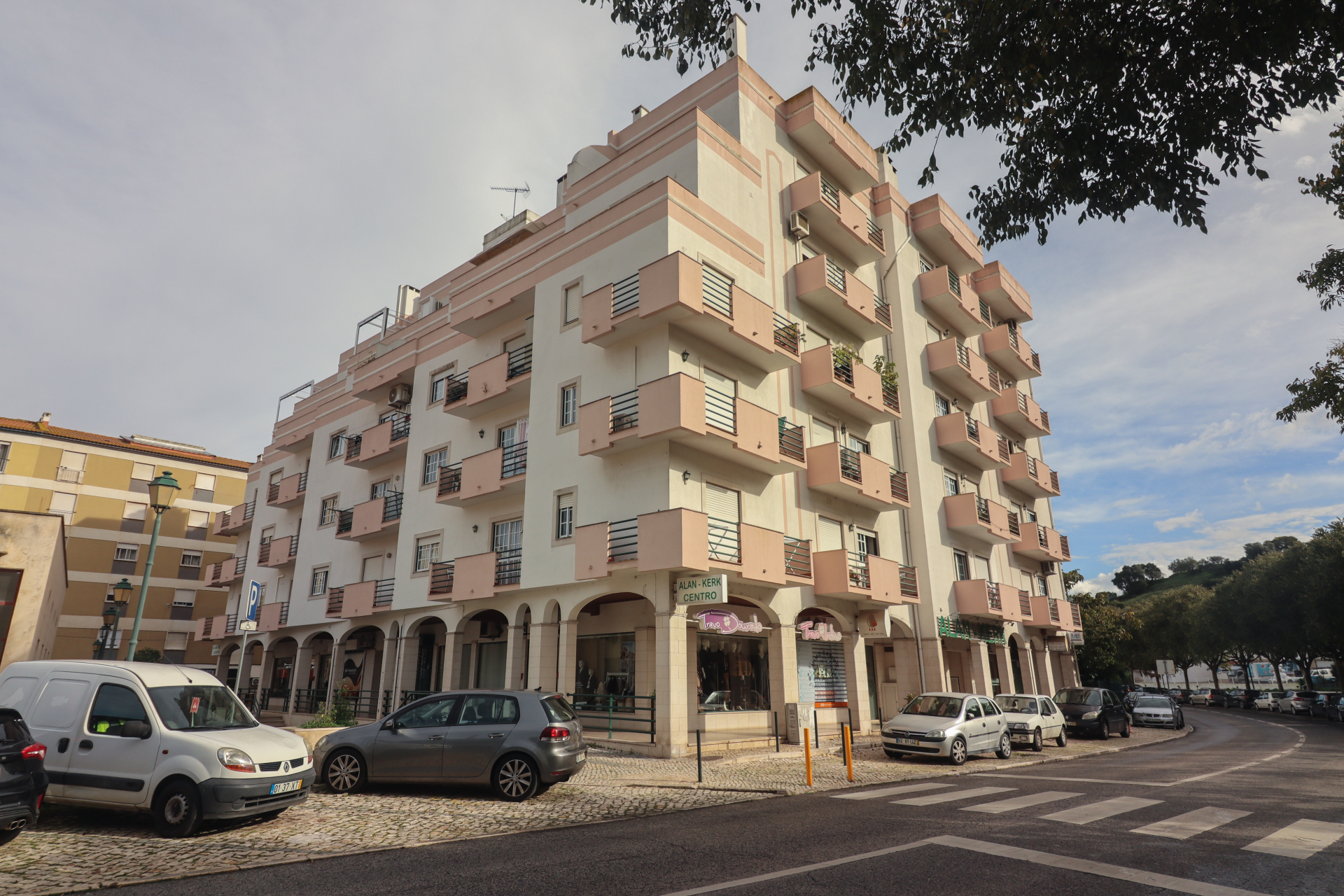 3 bedroom apartment with parking space in the town center