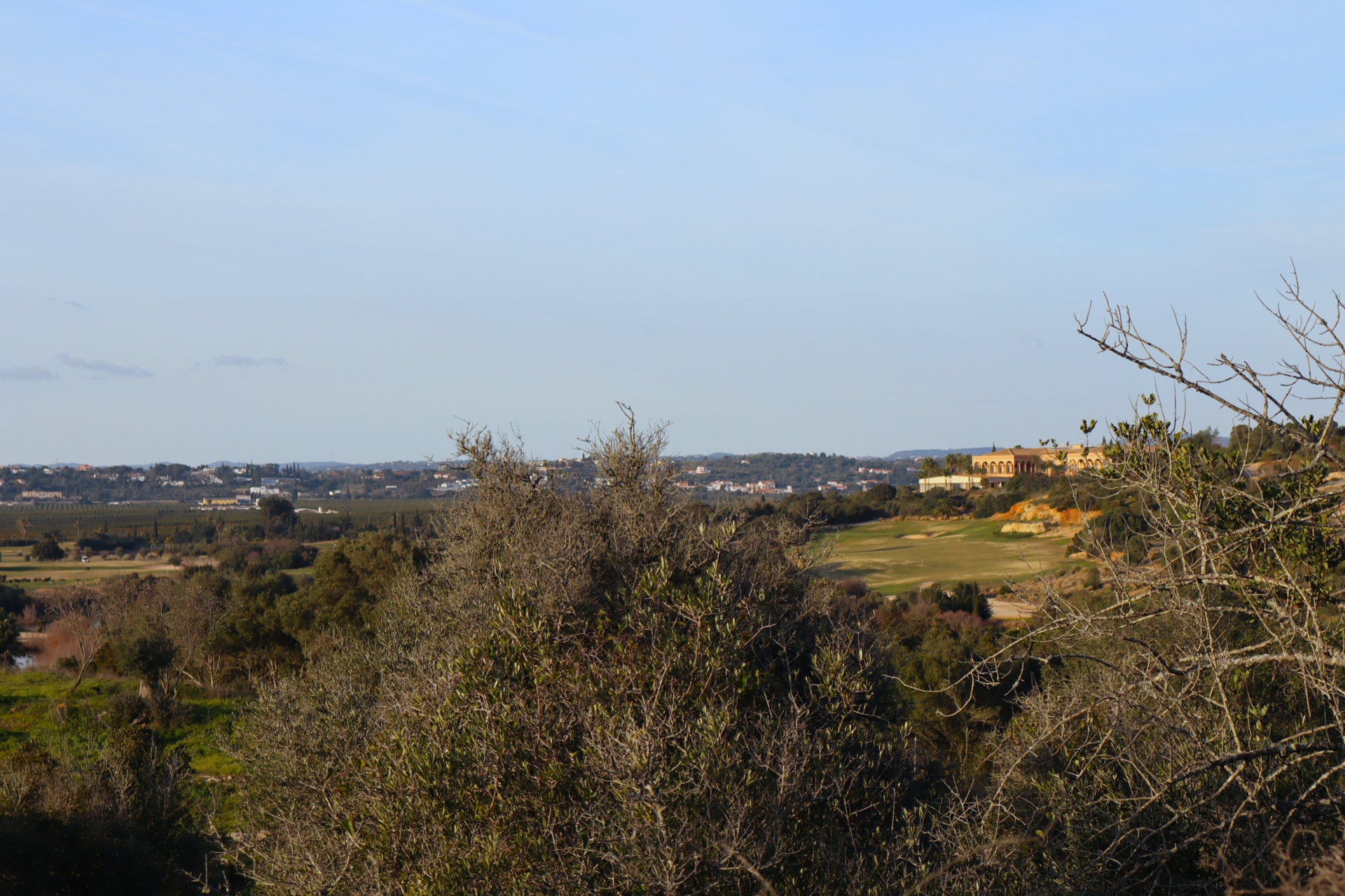 Oportunidade Única: Terreno com Ruína e Vista para o Amendoeira Golf