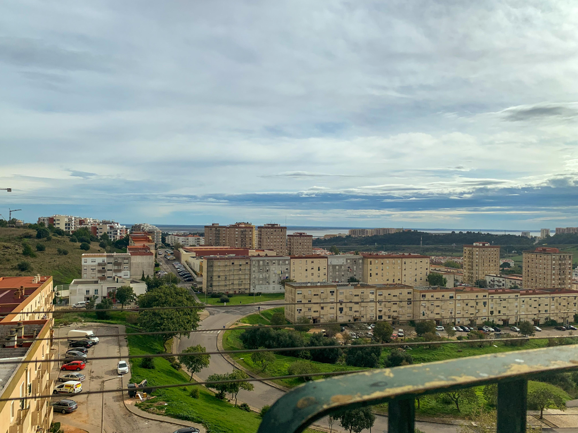 T2 renovado em Vialonga com vista desafogada