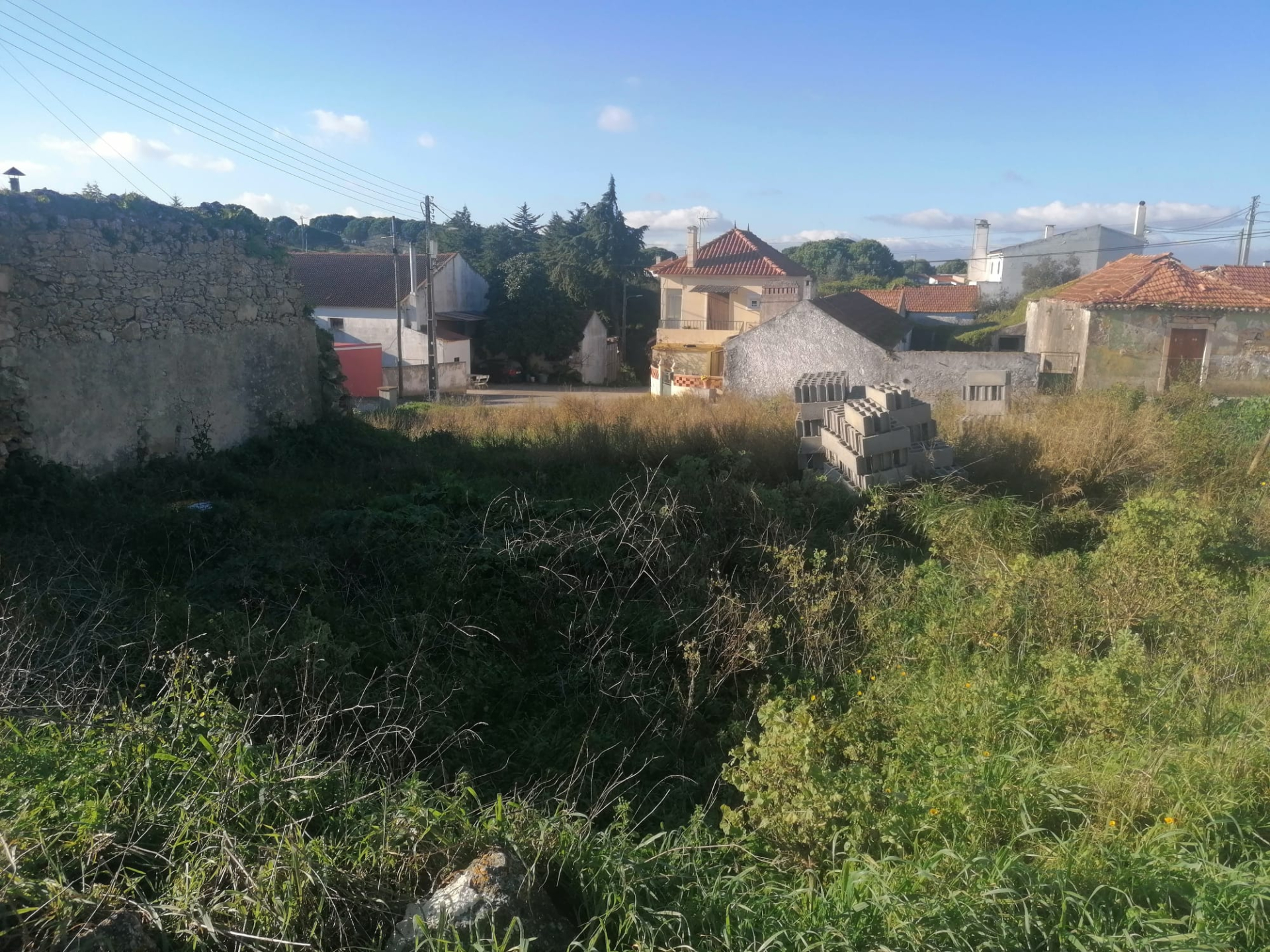 Urban land in village 5km from Arruda dos Vinhos