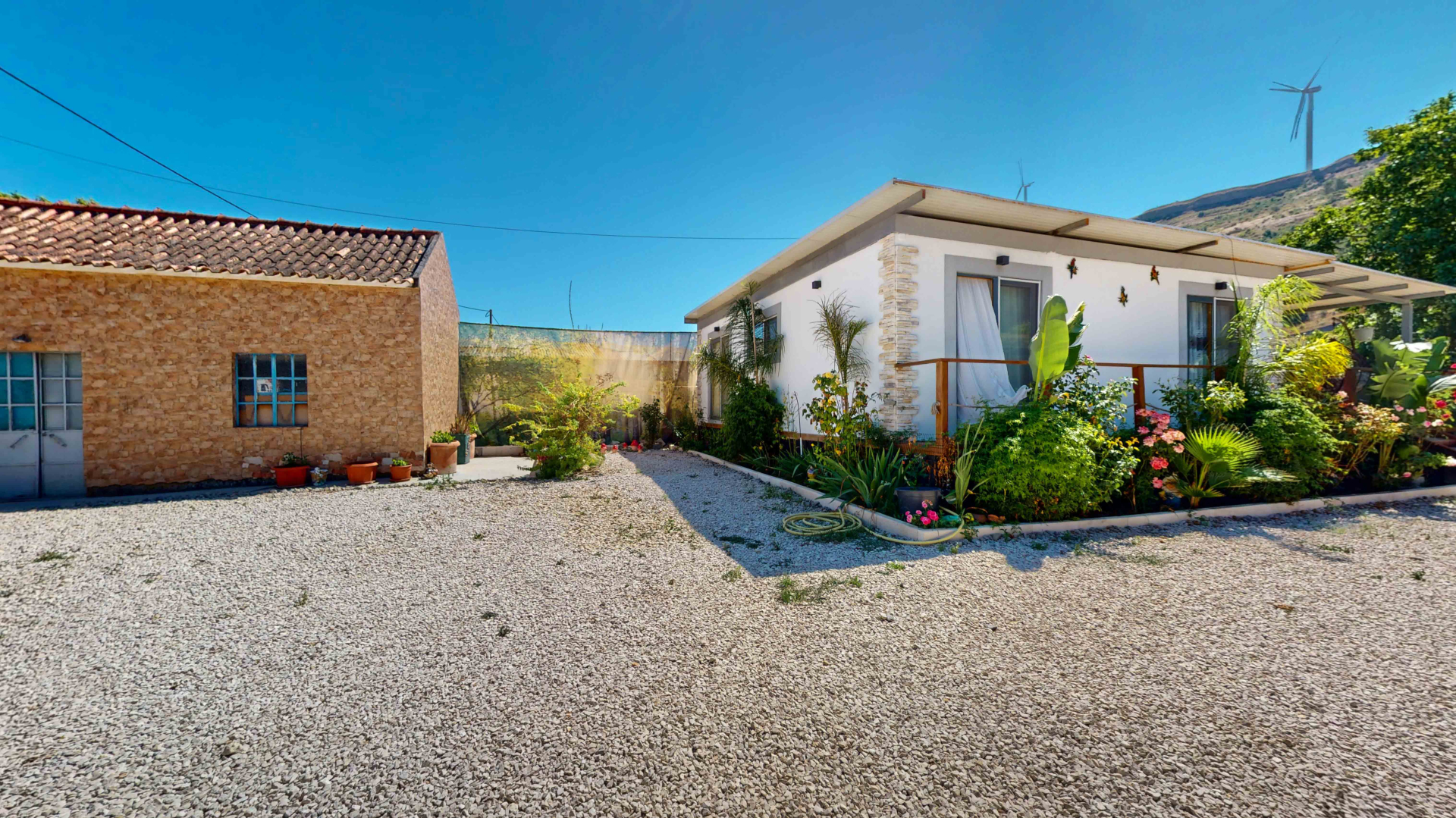 Quinta do Cacao em Bucelas(Loures),com 2 Moradias,uma Casa rústica, grande Telheiro, Jardim,Adega e horta, área total 3500m2