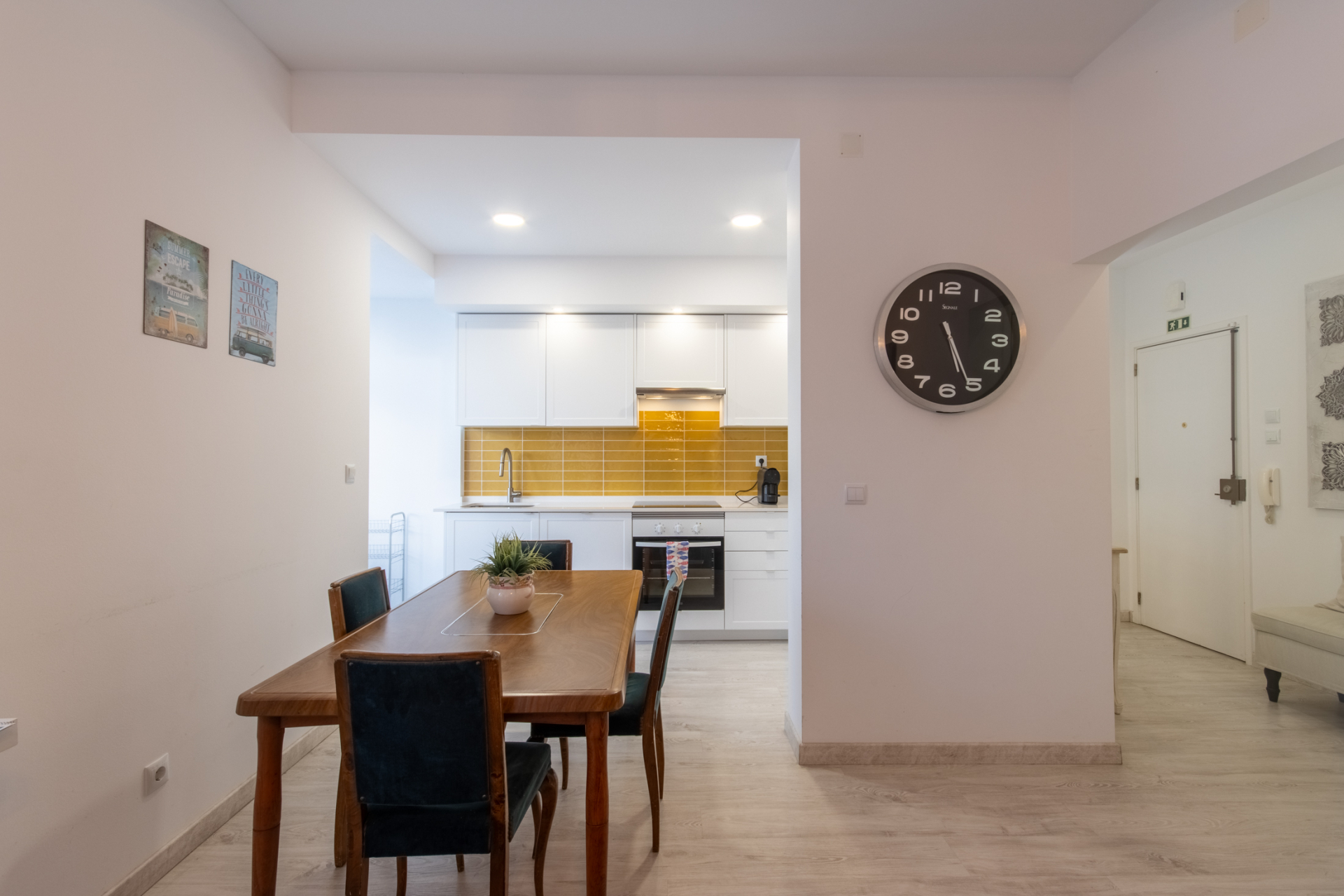 Apartamento T2 Remodelado no Centro de Peniche – Luminoso, Moderno e Pronto a Habitar