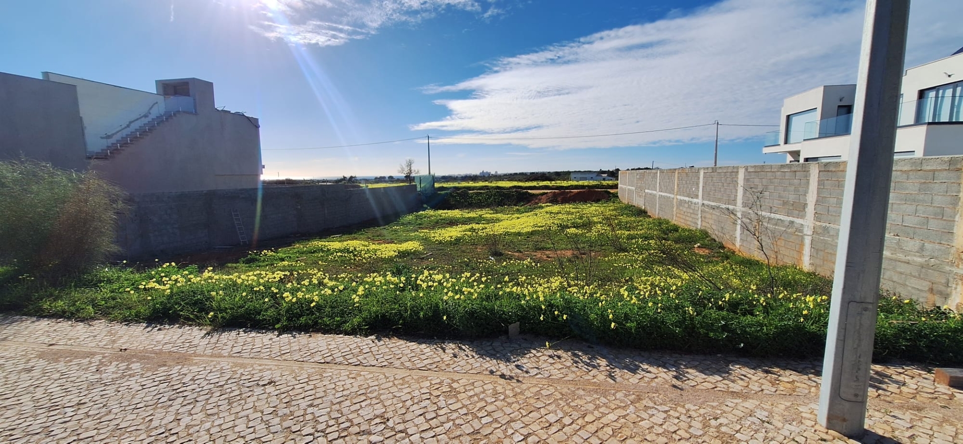 Lote de terreno urbano com 912m2 com projeto para construção de moradia unifamiliar T4 de 390m2 com piscina e vista mar.