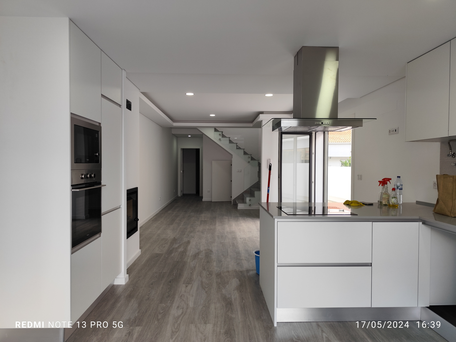 New 4-bedroom semi-detached house in Fernão Ferro