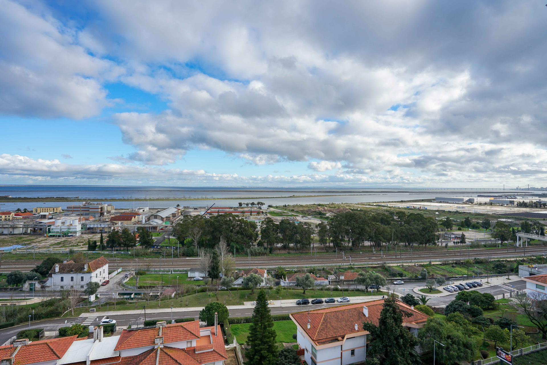 Apartamento para Remodelação com Vista Rio na Póvoa de Santa Iria!