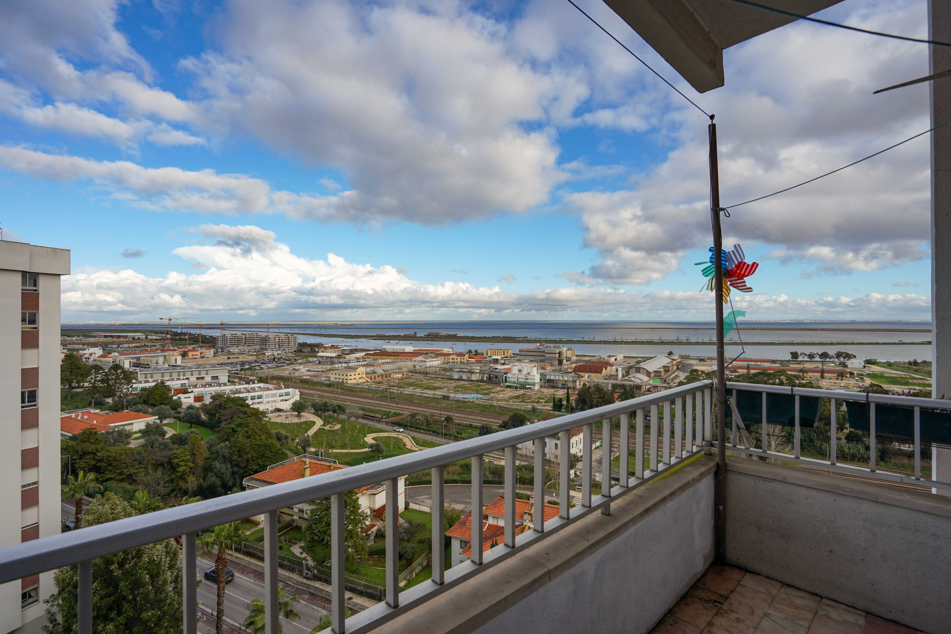 Apartamento para Remodelação com Vista Rio na Póvoa de Santa Iria!