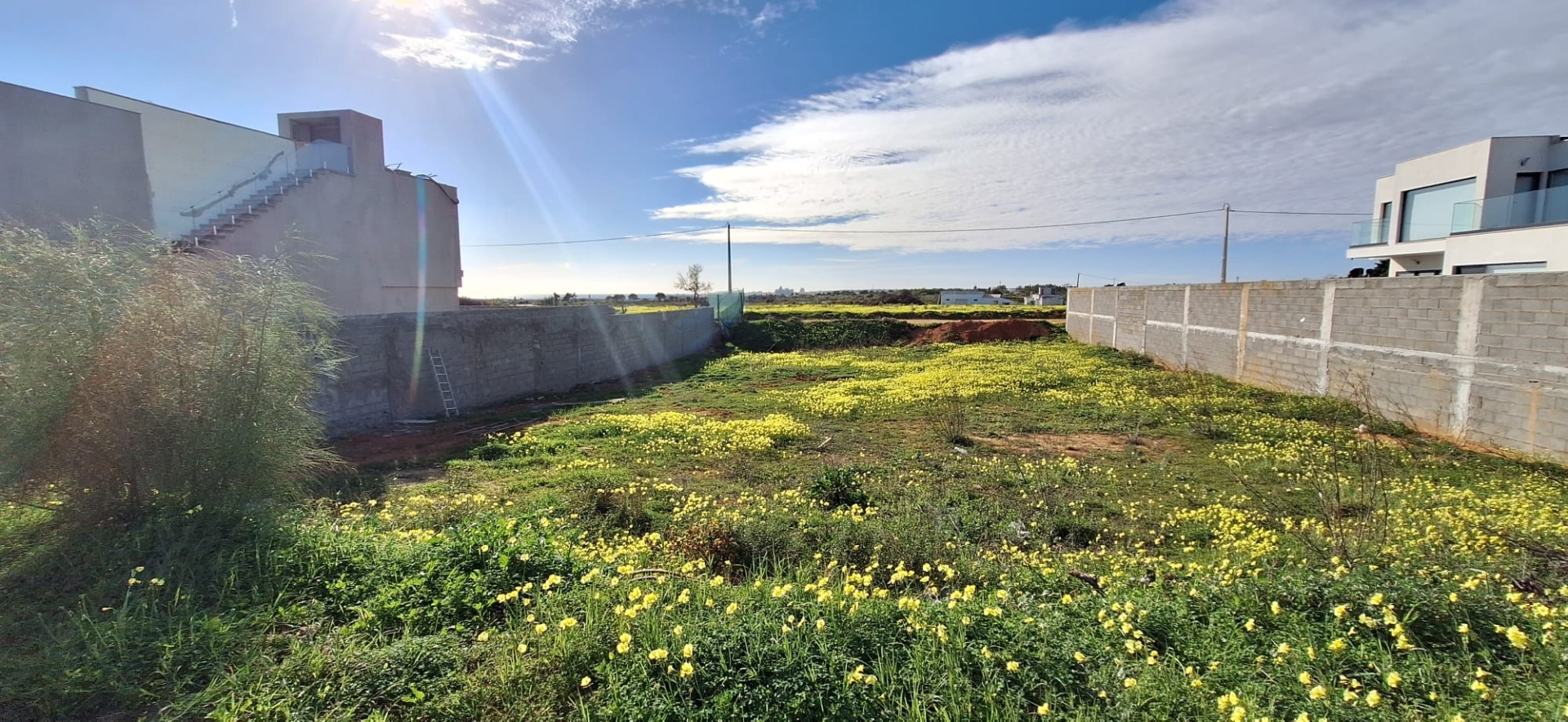 Lote de terreno urbano com 912m2 com projeto para construção de moradia unifamiliar T4 de 390m2 com piscina e vista mar.