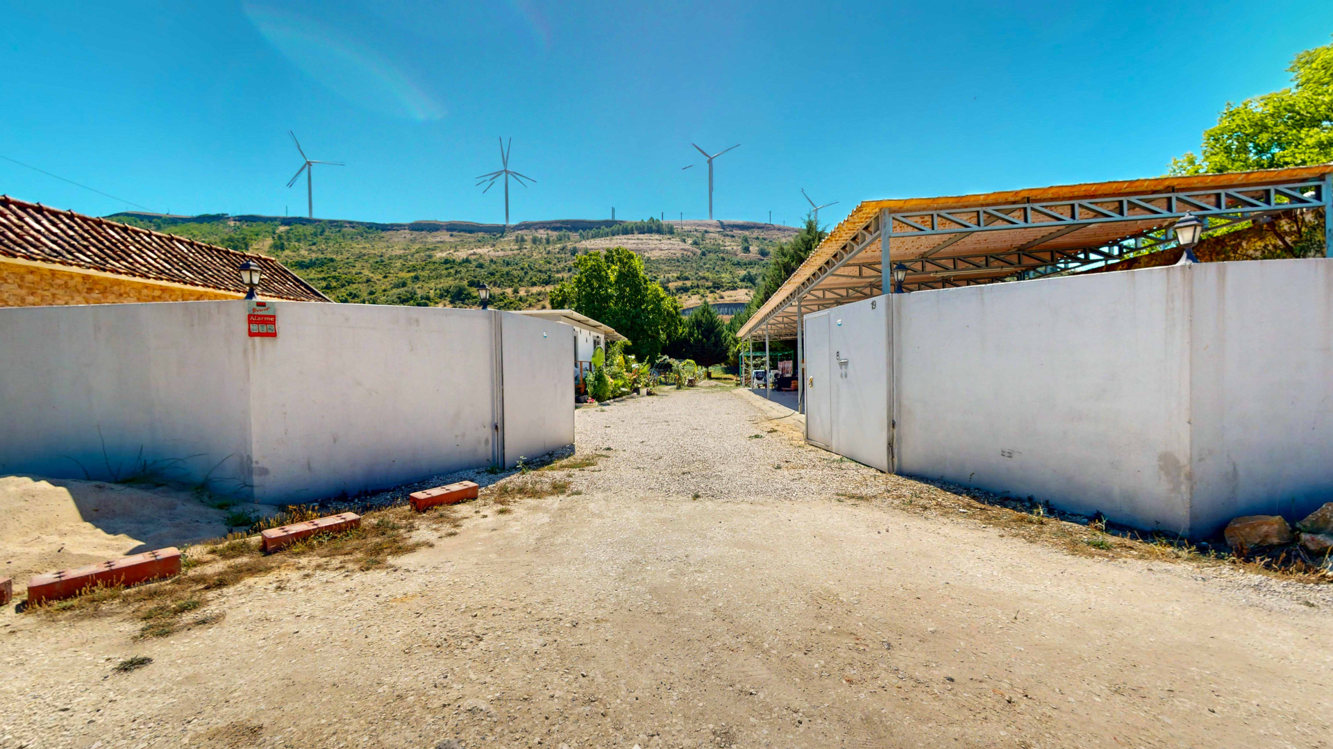 Land in Bucelas (Loures) with a total area of 3500m2, with a rustic house, 2 two-bedroom houses, large shed, garden, cellar and vegetable garden.