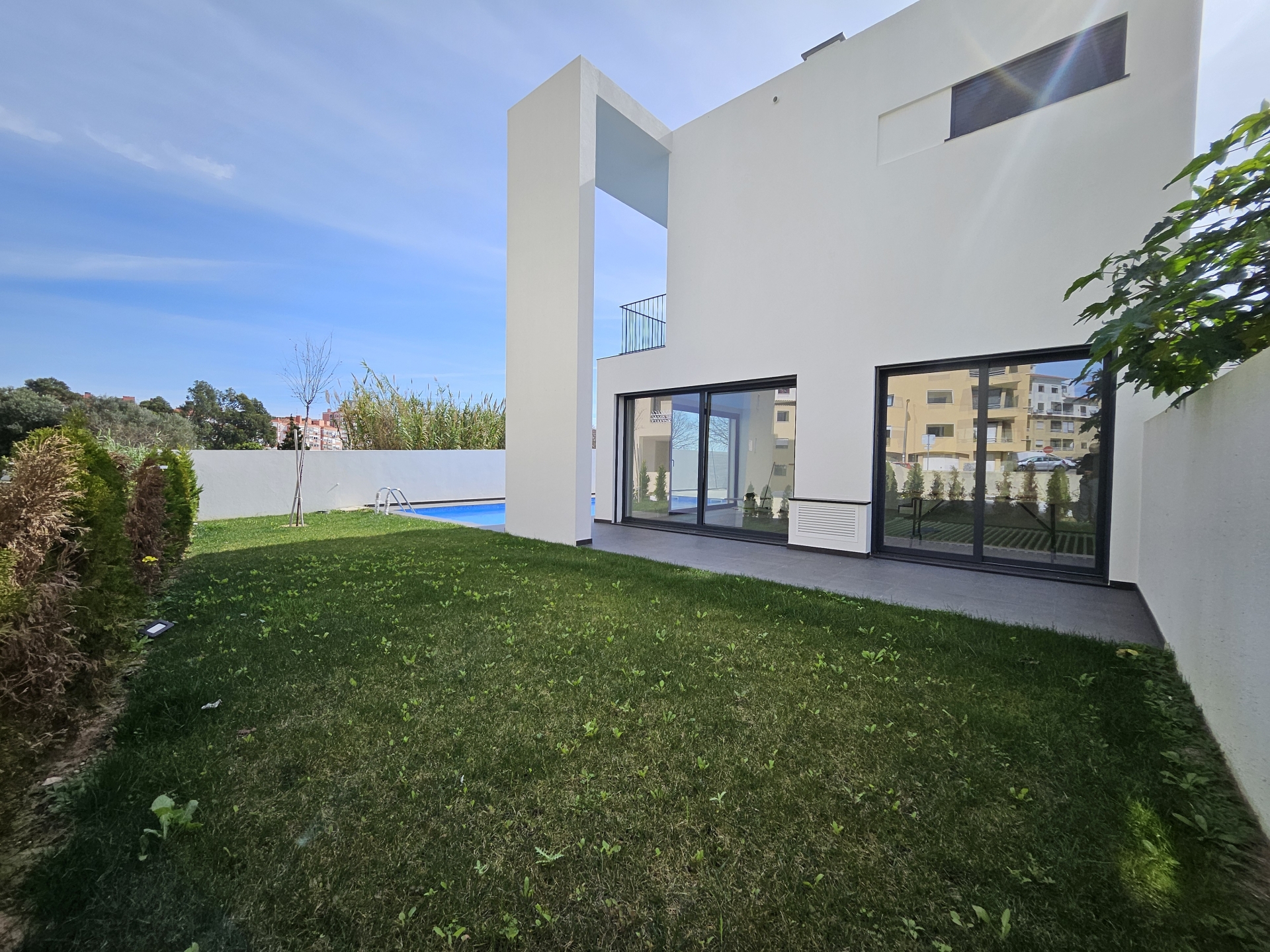 Modern 3-bedr. house, new, detached, recently completed, with basement, ground floor, 1st floor, swimming pool, garden and garage