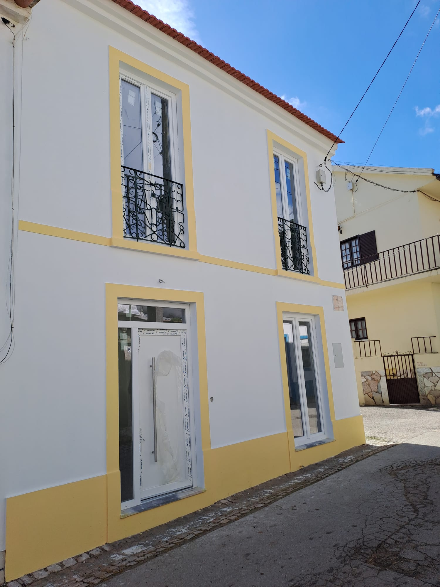 🏡 Moradia T2+1 com Logradouro e Churrasqueira – No Coração da Labrugeira