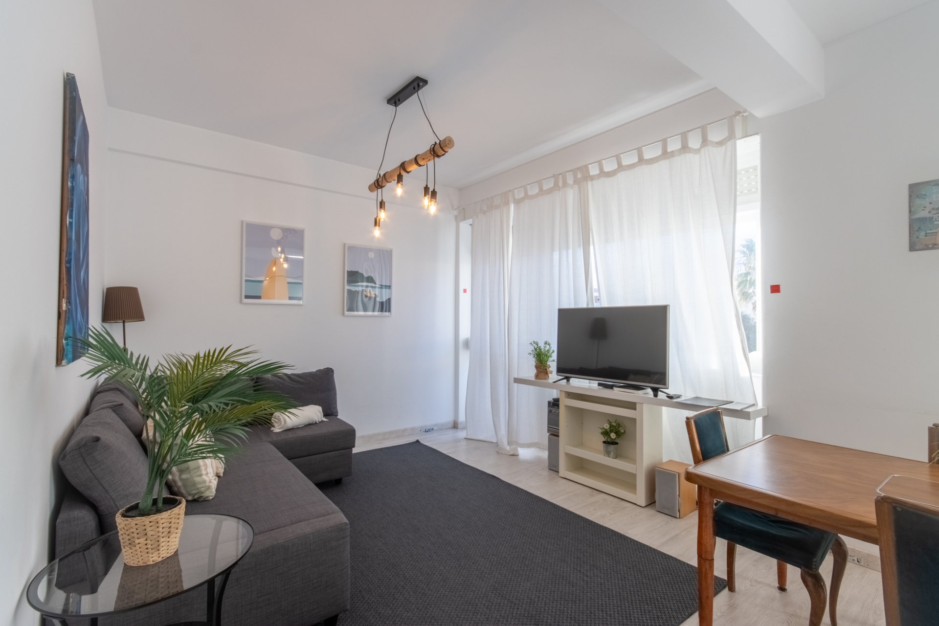 Apartamento T2 Remodelado no Centro de Peniche – Luminoso, Moderno e Pronto a Habitar